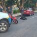 Mulher é socorrida após acidente de moto em Poços de Caldas