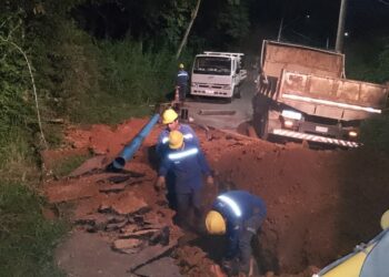 Rompimento de adutora mobiliza servidores do DMAE em Poços de Caldas