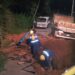 Rompimento de adutora mobiliza servidores do DMAE em Poços de Caldas