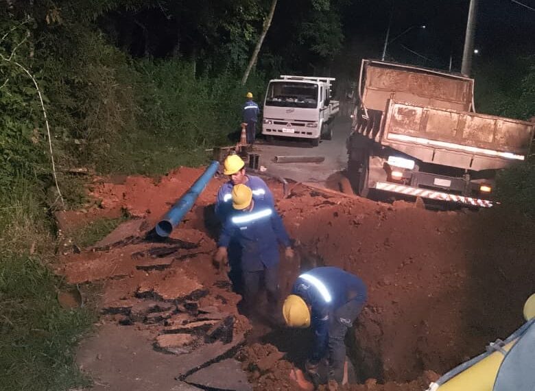 Rompimento de adutora mobiliza servidores do DMAE em Poços de Caldas