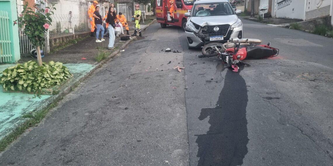 Piloto e garupa ficam feridos após batida entre carro e moto na zona leste de Poços de Caldas