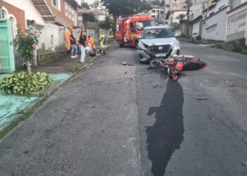 Piloto e garupa ficam feridos após batida entre carro e moto na zona leste de Poços de Caldas