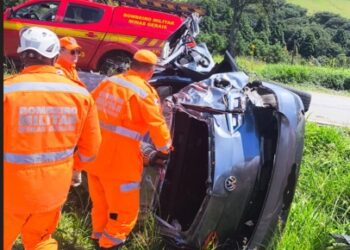 Motorista fica presa às ferragens após capotamento na BR-267 em Poços