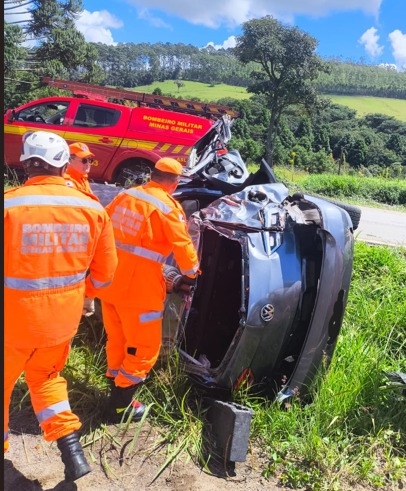 Motorista fica presa às ferragens após capotamento na BR-267 em Poços
