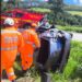 Motorista fica presa às ferragens após capotamento na BR-267 em Poços