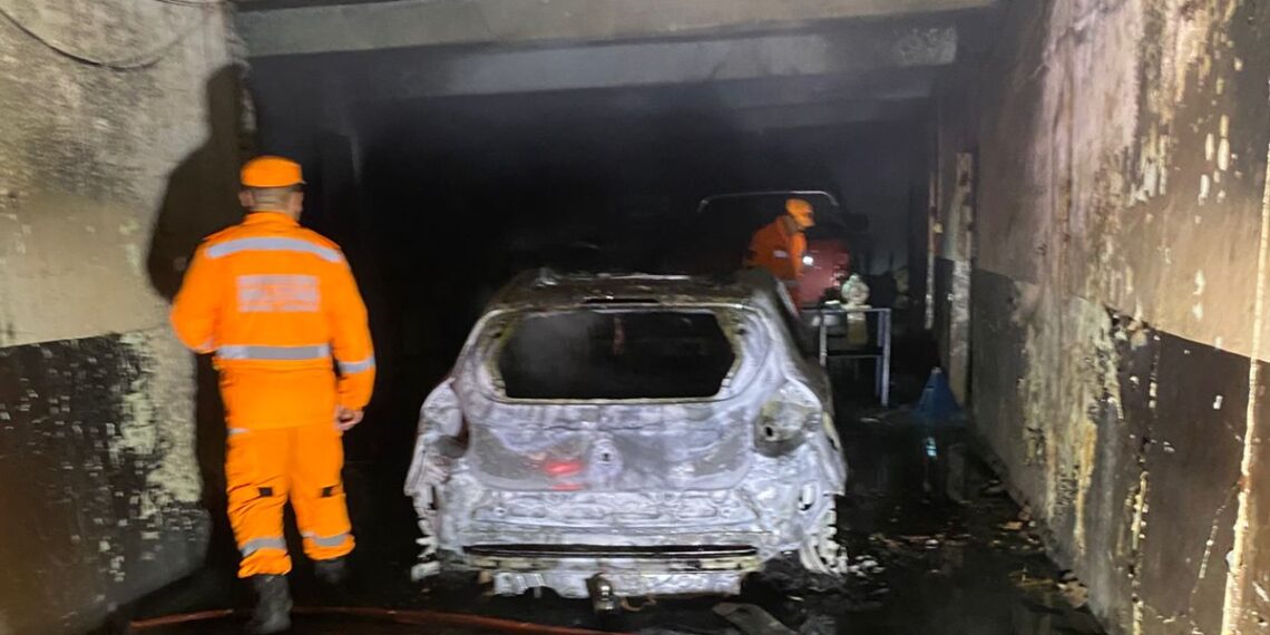 Bombeiros de Poços atuam em incêndio criminoso que destruiu veículos e colocou moradores em risco