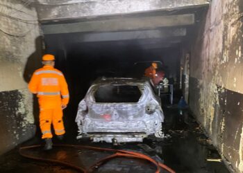 Bombeiros de Poços atuam em incêndio criminoso que destruiu veículos e colocou moradores em risco