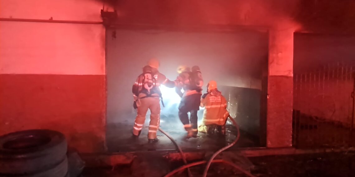 Bombeiros de Poços atuam em incêndio criminoso que destruiu veículos e colocou moradores em risco