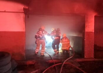 Bombeiros de Poços atuam em incêndio criminoso que destruiu veículos e colocou moradores em risco