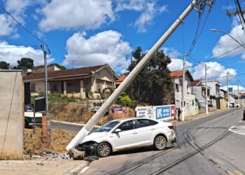 Motorista sofre mal súbito, bate em poste e fica ferida no Sul de Minas