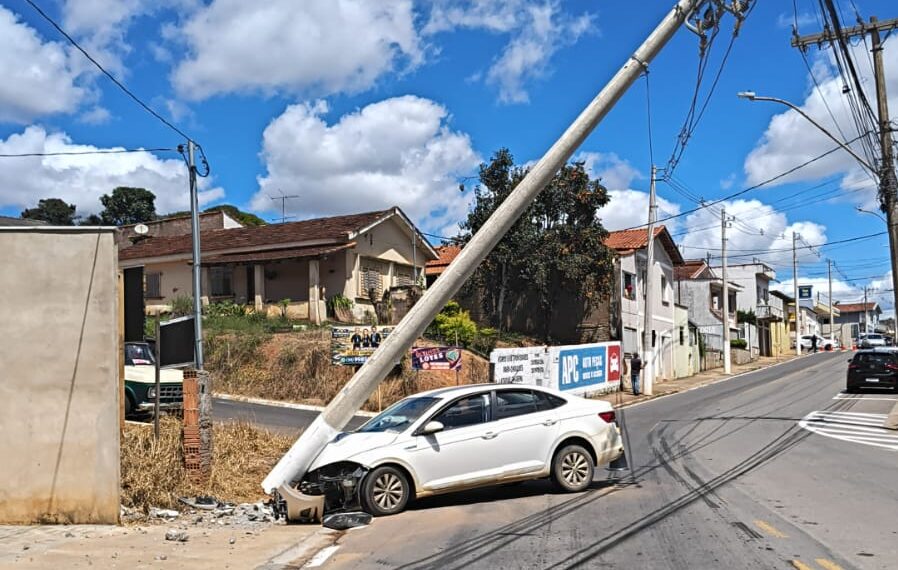 Motorista sofre mal súbito, bate em poste e fica ferida no Sul de Minas