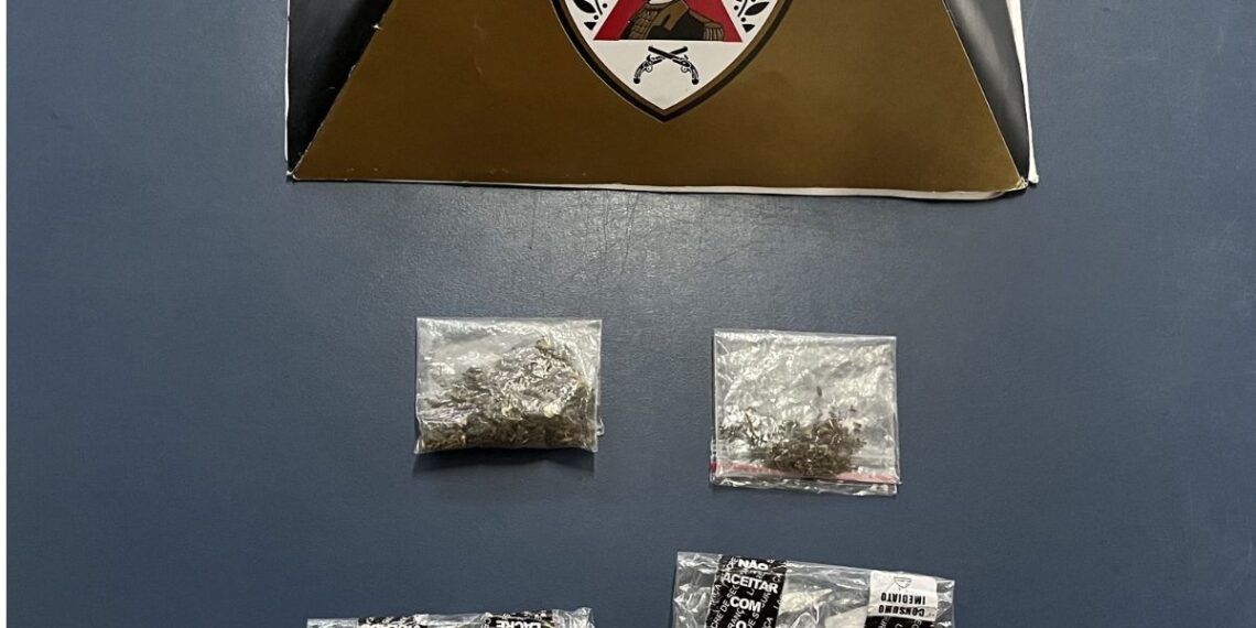 Motorista tenta fugir da polícia e é preso com drogas em Poços