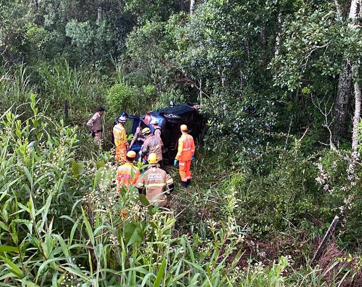 Condutora é socorrida após capotamento em Poços de Caldas