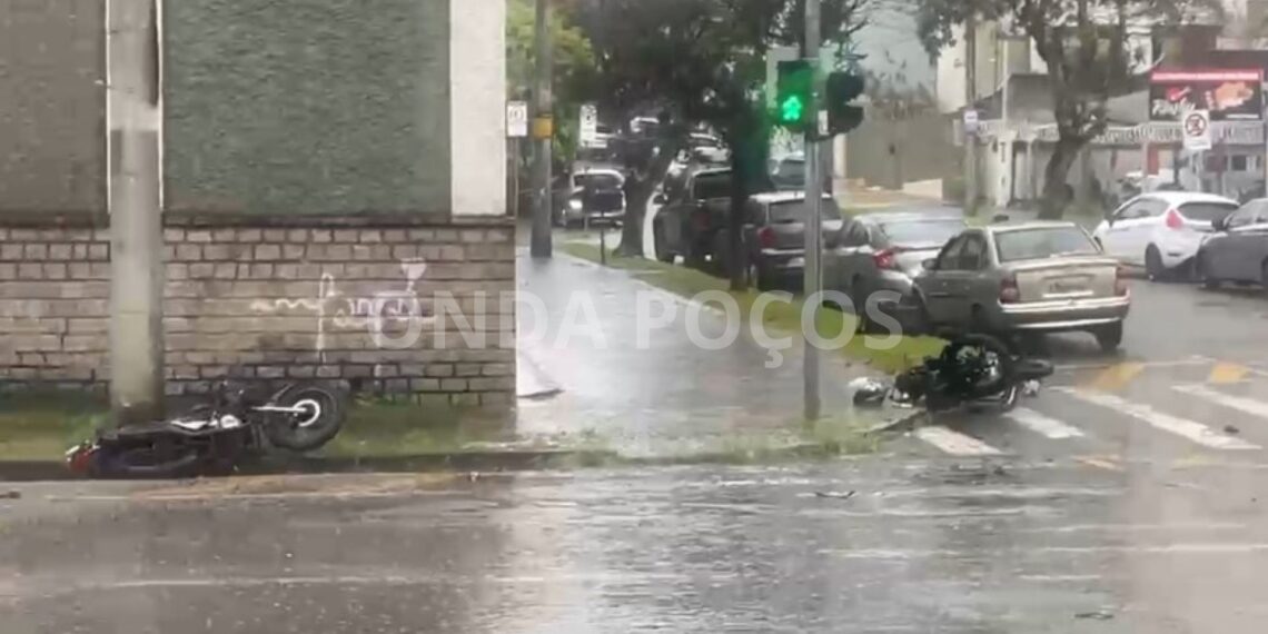 Dois motociclistas ficam feridos em acidente no centro de Poços de Calda