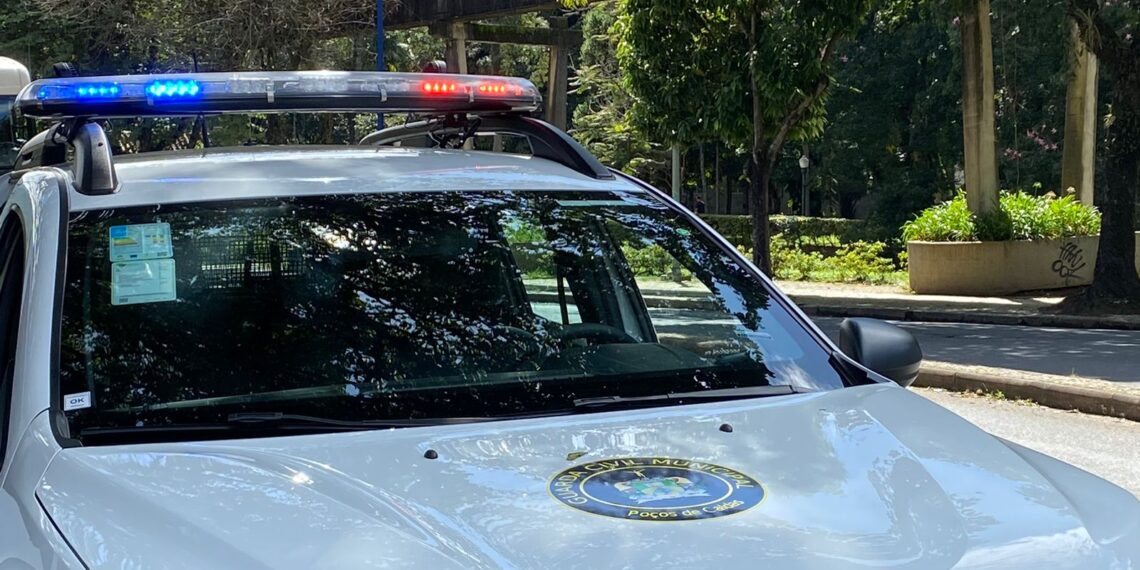 Homem é encontrado desacordado às margens de rio em Poços e mobiliza equipes de resgate