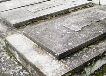 Filha que teve o pai enterrado como indigente deve ser indenizada por município e hospital