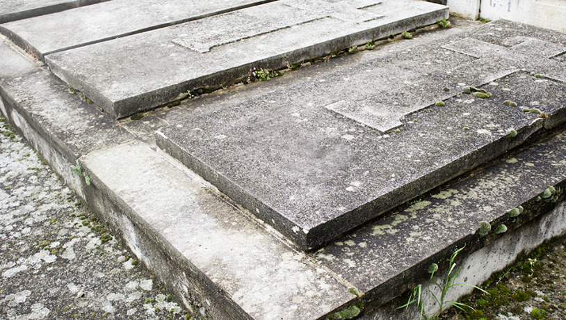 Filha que teve o pai enterrado como indigente deve ser indenizada por município e hospital