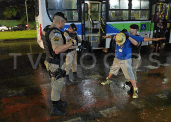 Homem é preso após ameaçar passageiros com faca dentro de ônibus em Poços de Caldas