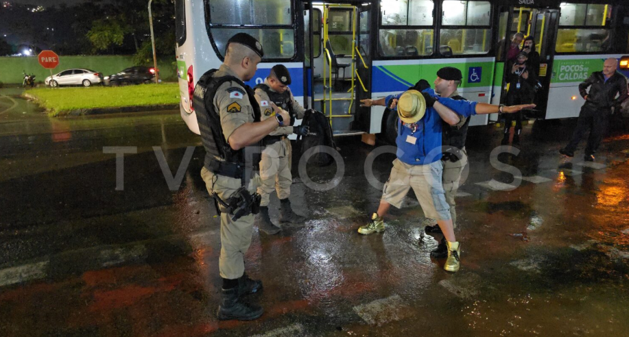 Homem é preso após ameaçar passageiros com faca dentro de ônibus em Poços de Caldas