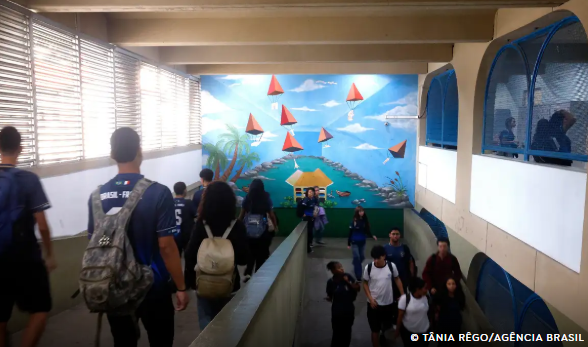 IBGE alerta para quadro preocupante na saúde mental de adolescentes: três em cada dez afirmam que se sentem tristes sempre e quatro em cada dez já sofreram bullying na escola