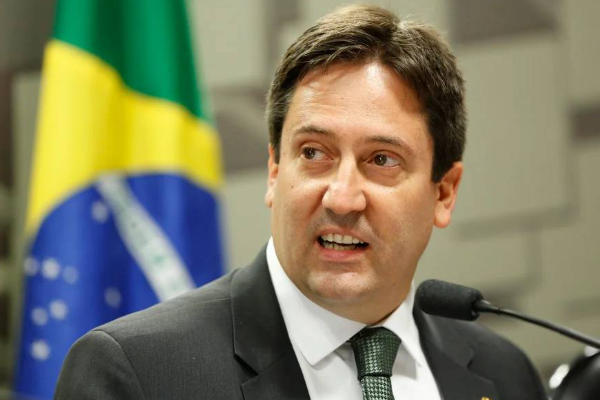 Ex-diretor de Fiscalização do Banco Central é trazido a Poços para instalação de tornozeleira na terceira fase da Operação Compliance Zero, que investiga Vorcaro e o Banco Master