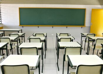 Após denúncias de práticas abusivas, Procon convoca reunião com escolas particulares de Poços
