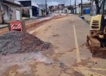 Ônibus afunda em valeta de obra na zona sul de Poços de Caldas; DMAE se posiciona sobre situação