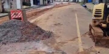 Ônibus afunda em valeta de obra na zona sul de Poços de Caldas; DMAE se posiciona sobre situação