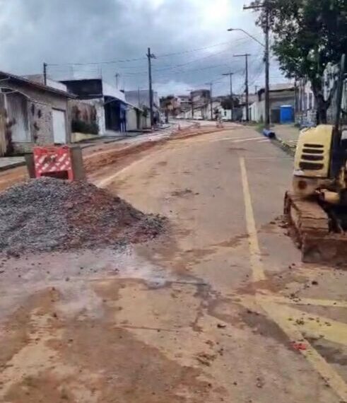 Ônibus afunda em valeta de obra na zona sul de Poços de Caldas; DMAE se posiciona sobre situação