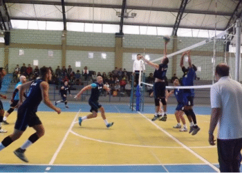 Poços Ativa abre novas vagas para iniciação ao vôlei no CAIC da zona sul