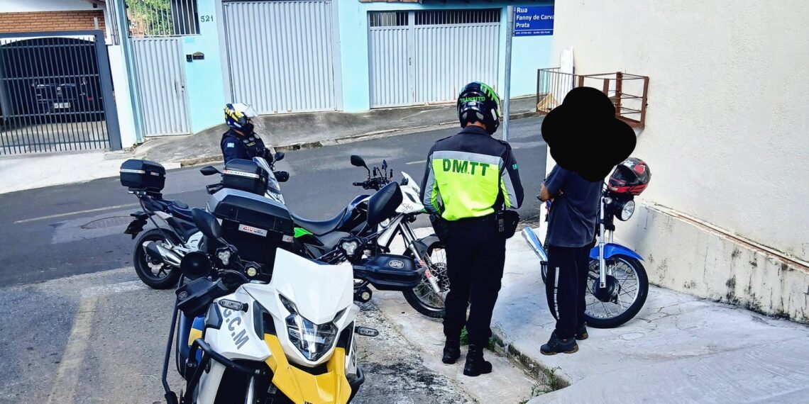 Condutor tenta fugir após ser flagrado empinando moto em Poços de Caldas