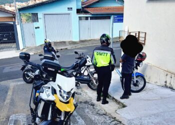 Condutor tenta fugir após ser flagrado empinando moto em Poços de Caldas