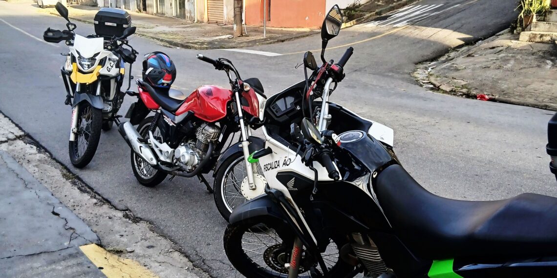 Tentativa de fuga termina com moto apreendida em operação conjunta em Poços