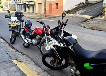 Tentativa de fuga termina com moto apreendida em operação conjunta em Poços