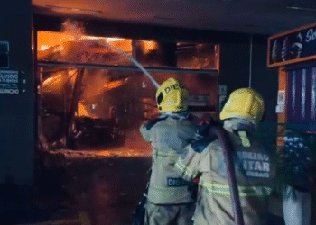 Incêndio de grandes proporções destrói parte de supermercado na região
