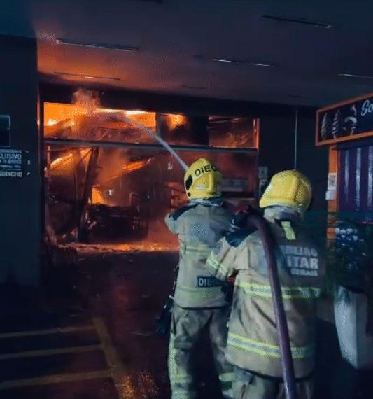 Incêndio de grandes proporções destrói parte de supermercado na região