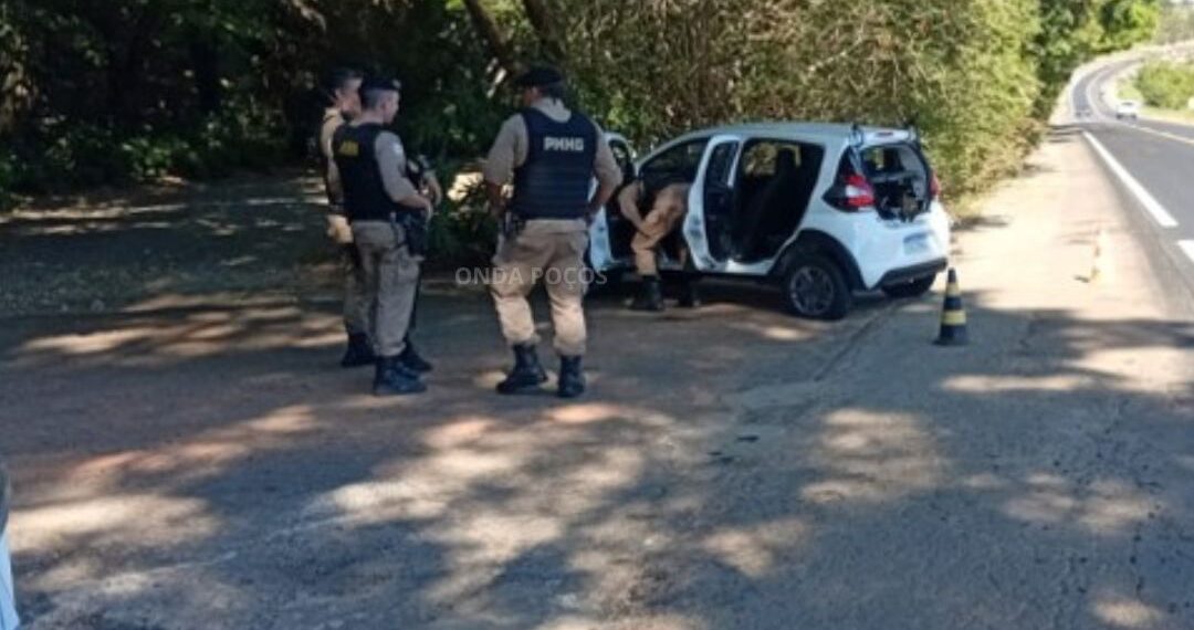 Suspeitos assaltam clientes de padaria e atiram contra a PM durante fuga