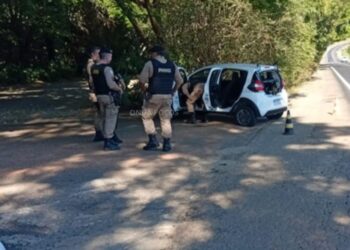 Suspeitos assaltam clientes de padaria e atiram contra a PM durante fuga