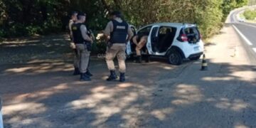 Suspeitos assaltam clientes de padaria e atiram contra a PM durante fuga