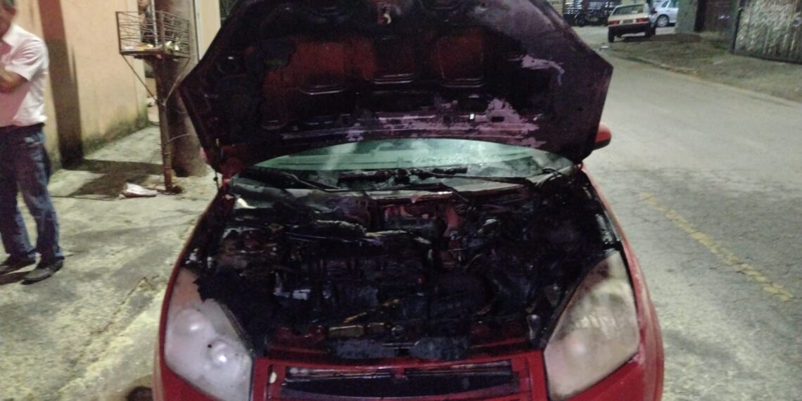 Incêndio destrói motor de carro na zona leste de Poços de Caldas