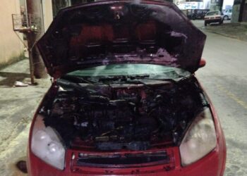 Incêndio destrói motor de carro na zona leste de Poços de Caldas