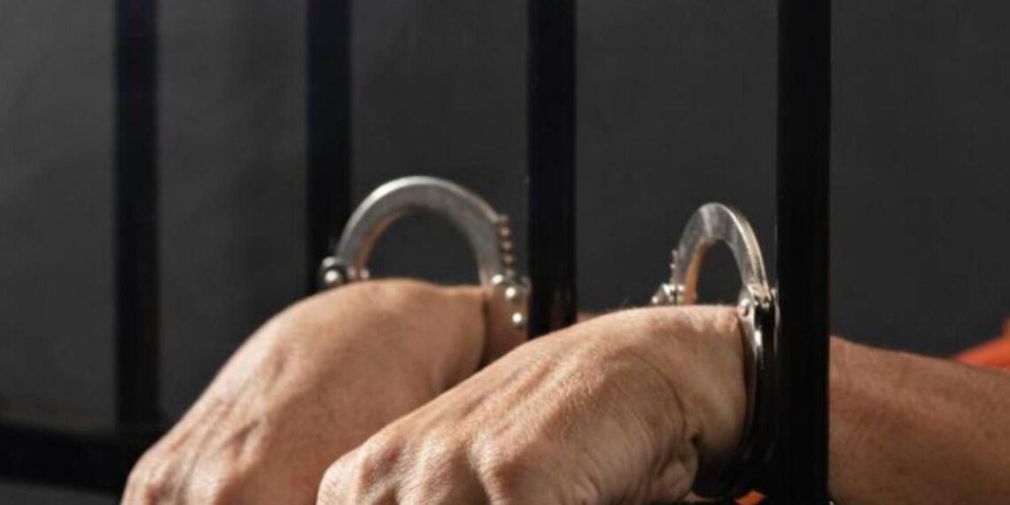 Um fugitivo de presídio e outro foragido: dupla é presa pela Polícia Militar