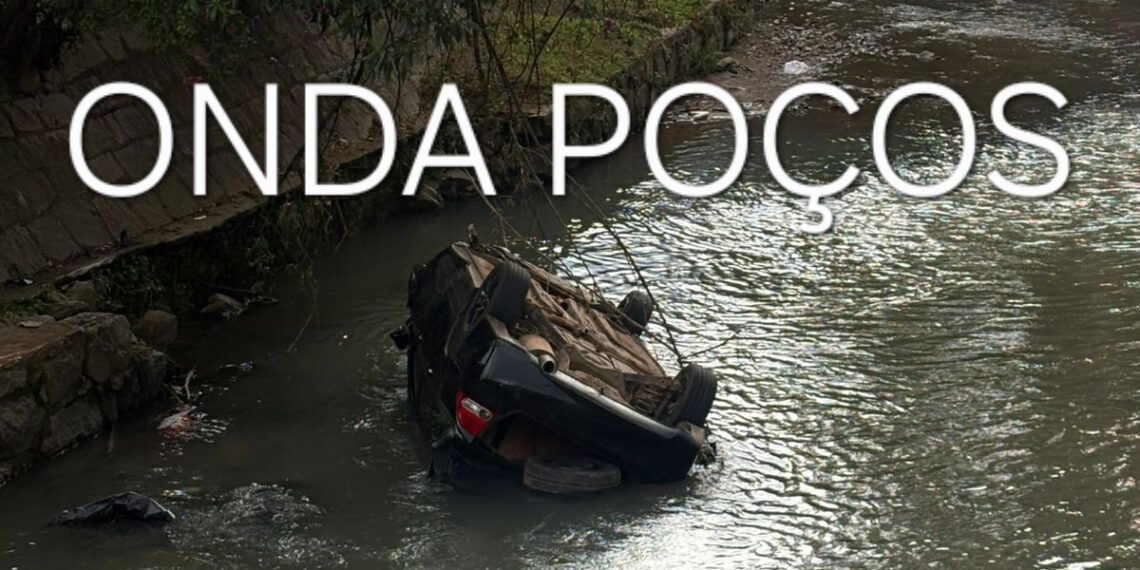 Motorista perde controle e capota carro dentro de ribeirão no centro de Poços de Caldas
