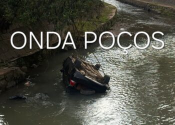 Motorista perde controle e capota carro dentro de ribeirão no centro de Poços de Caldas