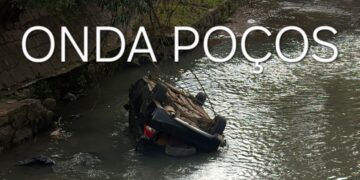 Motorista perde controle e capota carro dentro de ribeirão no centro de Poços de Caldas