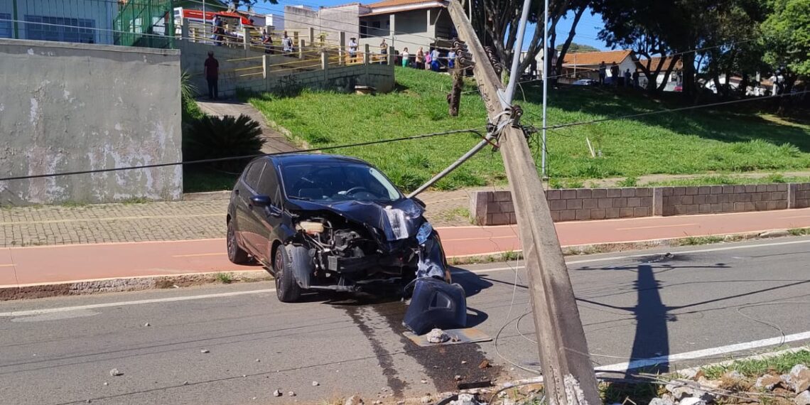 Carro bate em poste e derruba rede elétrica na região