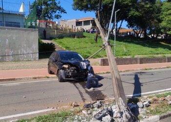 Carro bate em poste e derruba rede elétrica na região
