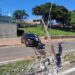Carro bate em poste e derruba rede elétrica na região