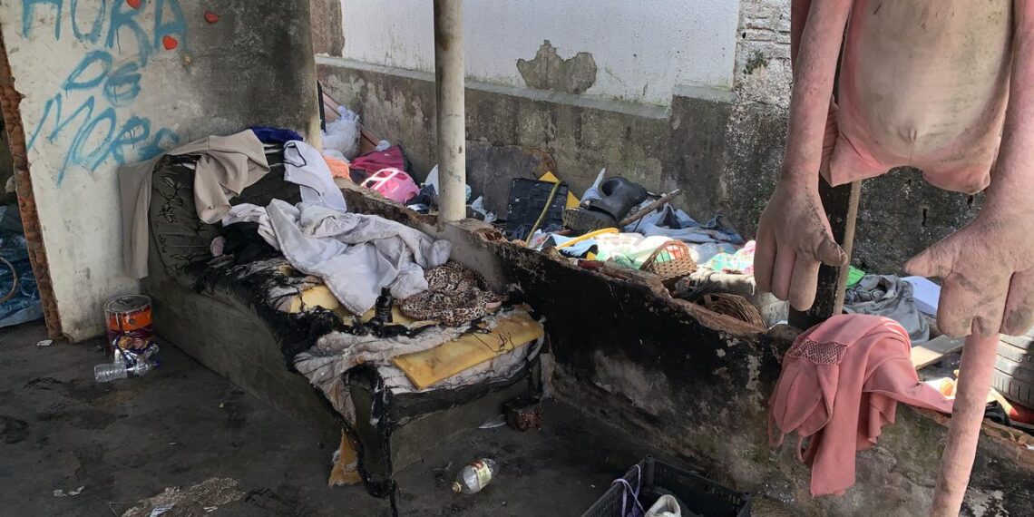 Casa usada como depósito de lixo pega fogo e mobiliza bombeiros na zona sul de Poços