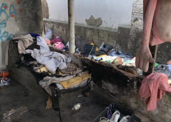 Casa usada como depósito de lixo pega fogo e mobiliza bombeiros na zona sul de Poços